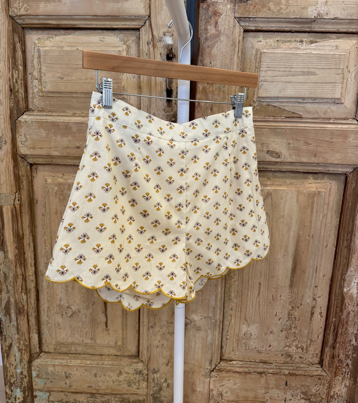 Honey scalloped short